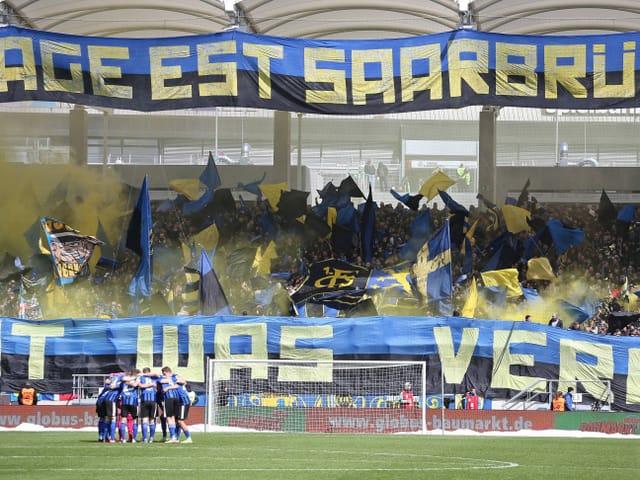 Saarbrückens Spieler vor der vollen Heimkurve