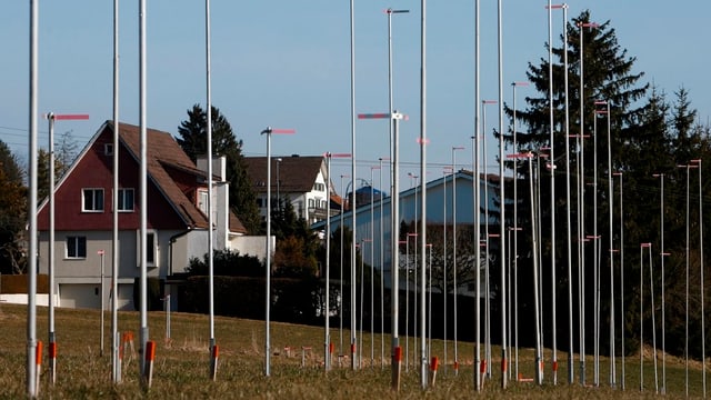 Bauprofile auf einer Wiese vor einem Wohnhaus. Bauprofile auf einer Wiese vor einem Wohnhaus.