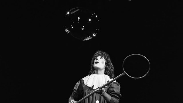 ein schwarz-weiss Foto eines Clowns mit Seifenblase ein schwarz-weiss Foto eines Clowns mit Seifenblase