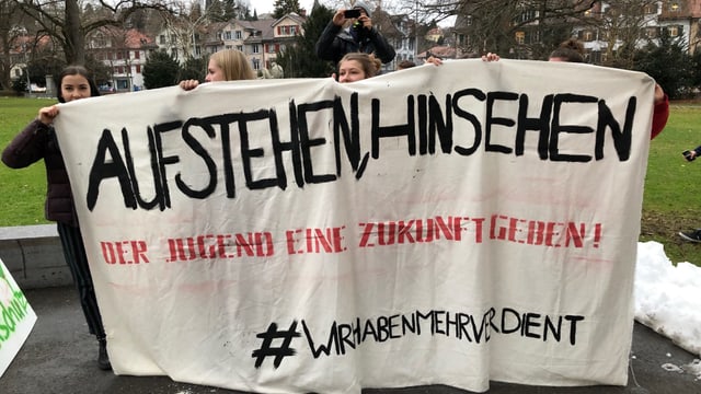 Schülerinnen mit einem Transparent Schülerinnen mit einem Transparent