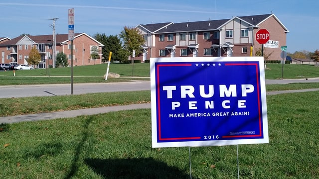 Blaues Wahlplakat mit der Aufschrift Trump Pence. Blaues Wahlplakat mit der Aufschrift Trump Pence.