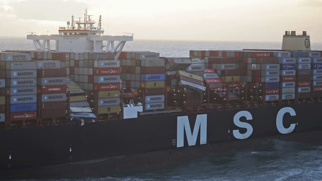 Umgekippte Container auf dem Frachtschiff. Umgekippte Container auf dem Frachtschiff.