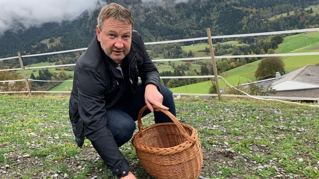Safranproduzent Durrer sitzt in der Hocke auf einem Feld mit einem Korb in der Hand. Safranproduzent Durrer sitzt in der Hocke auf einem Feld mit einem Korb in der Hand.