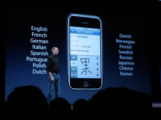 Der verstorbene Steve Jobs bei der Präsentation eines iPhones.