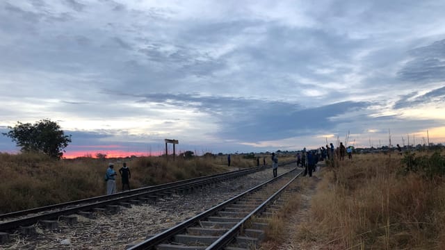 Blick über die Gleise zur "Station" in der Morgendämmerung. Blick über die Gleise zur "Station" in der Morgendämmerung.