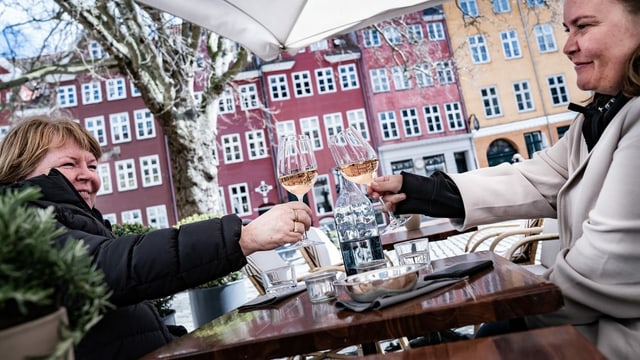 Zu sehen zwei Frauen beim Anstossen in Dänemark. Zu sehen zwei Frauen beim Anstossen in Dänemark.