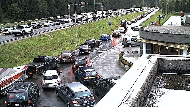 Stau auf der Autobahn A2 und bei der Autobahnzufahrt. Stau auf der Autobahn A2 und bei der Autobahnzufahrt.