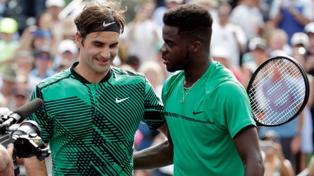 Roger Federer und Frances Tiafoe. Roger Federer und Frances Tiafoe.