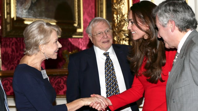 Helen Mirren schüttelt Herzogin Catherine die Hand. Helen Mirren schüttelt Herzogin Catherine die Hand.