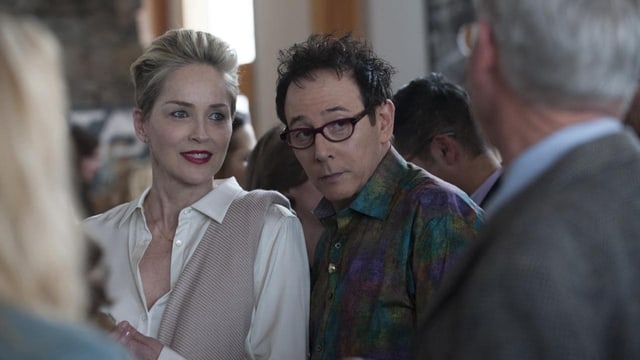 Sharon Stone als alternde Glüschtlerin mit ihrem besten Kollegn in «Mosaic». Sharon Stone als alternde Glüschtlerin mit ihrem besten Kollegn in «Mosaic».