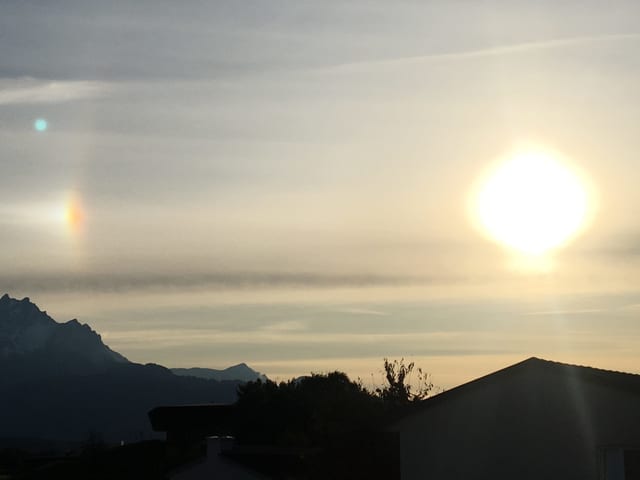 Ein optisches Phänomen: neben der schwach schimmerten Sonne entsteht in den Wolkenschleiern eine Nebensonne (Haloeffekt). Ein optisches Phänomen: neben der schwach schimmerten Sonne entsteht in den Wolkenschleiern eine Nebensonne (Haloeffekt).