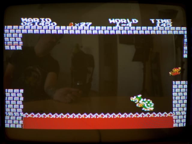 Mario zieht ihm den Boden unter den Füssen weg. Der Dino fällt in die Lava. Mario zieht ihm den Boden unter den Füssen weg. Der Dino fällt in die Lava.