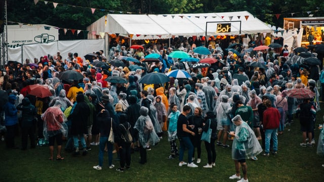 Viele Menschen am Openair im Regen Viele Menschen am Openair im Regen