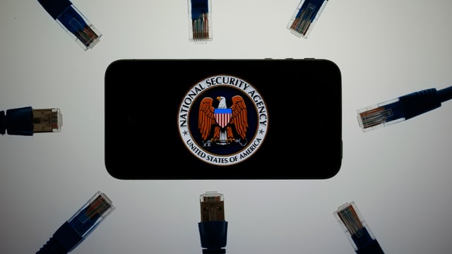 Ein Handy mit einem NSA-Kleber versehen. Ein Handy mit einem NSA-Kleber versehen.