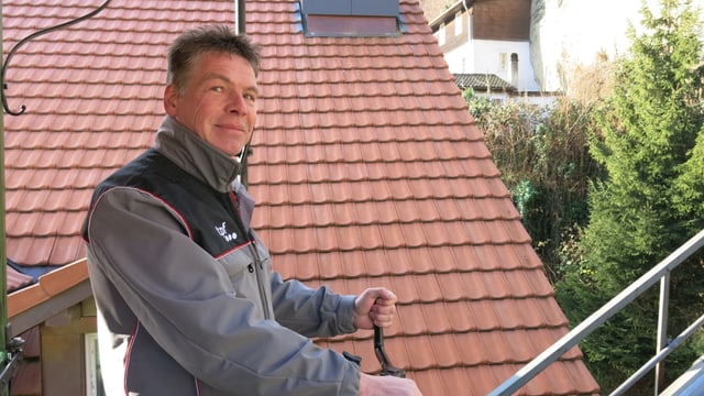 Marcel Gauch in der Führerkabine des Funiculaires. Marcel Gauch in der Führerkabine des Funiculaires.