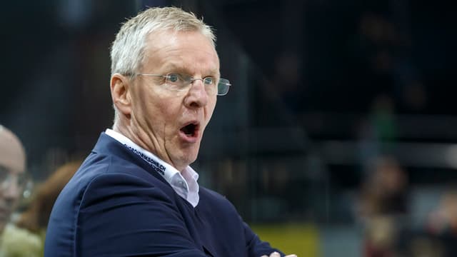 SCB-Coach Kari Jalonen gibt Anweisungen. SCB-Coach Kari Jalonen gibt Anweisungen.