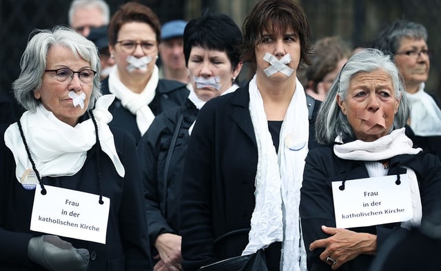 Frauen protestieren: ihre Münder sind mit Klebeband zugeklebt. Frauen protestieren: ihre Münder sind mit Klebeband zugeklebt.