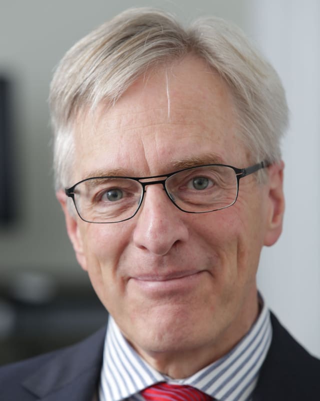 Professor Ulrich Schnyder, Direktor der Klinik, mit weissen, kurzen Haaren, schwarzer Brille mit dünnem Rand und einem Lächeln. Professor Ulrich Schnyder, Direktor der Klinik, mit weissen, kurzen Haaren, schwarzer Brille mit dünnem Rand und einem Lächeln.