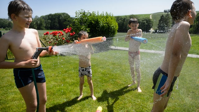 Kinder mit Wasserpistolen Kinder mit Wasserpistolen