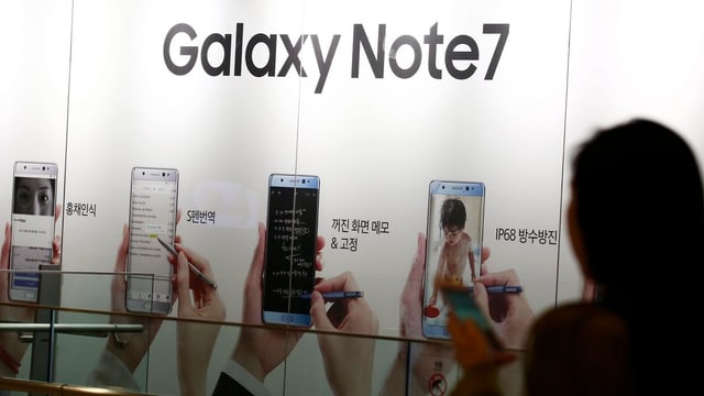 Kundin vor einer Wand mit Modellen des Galaxy Note 7 Kundin vor einer Wand mit Modellen des Galaxy Note 7