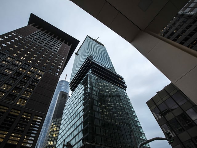 Ein Hochhaus, das in der Mitte etwas schmaler gebaut wurde. Ein Hochhaus, das in der Mitte etwas schmaler gebaut wurde.