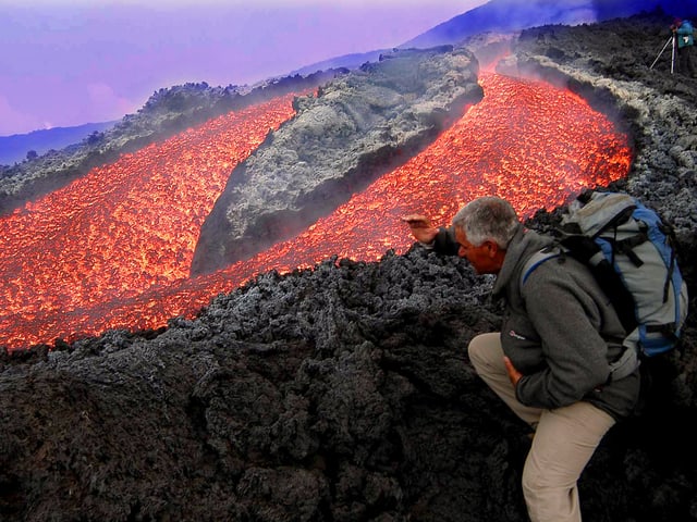 Wanderer beobachtet Lava-Strom
