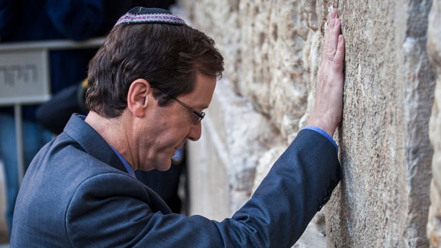 Oppositionsführer Isaac Herzog während seinem Besuch im Frühling 2015 an der Klagemauer. Oppositionsführer Isaac Herzog während seinem Besuch im Frühling 2015 an der Klagemauer.