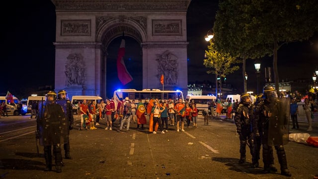 Polizia e fans da ballape a Paris. Polizia e fans da ballape a Paris.
