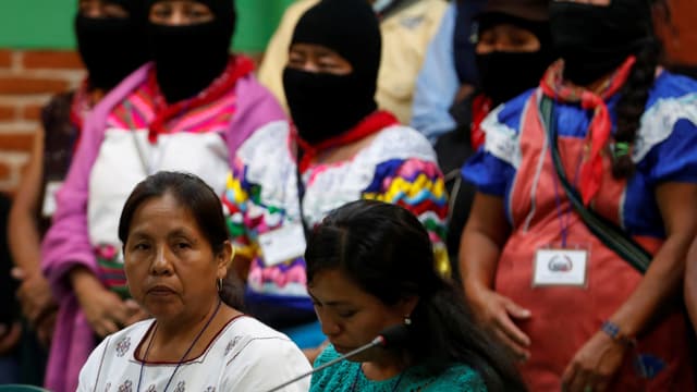 Maria de Jesus Patricio Martinez, neue Präsidentschaftskandidatin und Vertreterin der EZLN), im Vordergrund und im Hintergrund vermummte Menschen Maria de Jesus Patricio Martinez, neue Präsidentschaftskandidatin und Vertreterin der EZLN), im Vordergrund und im Hintergrund vermummte Menschen