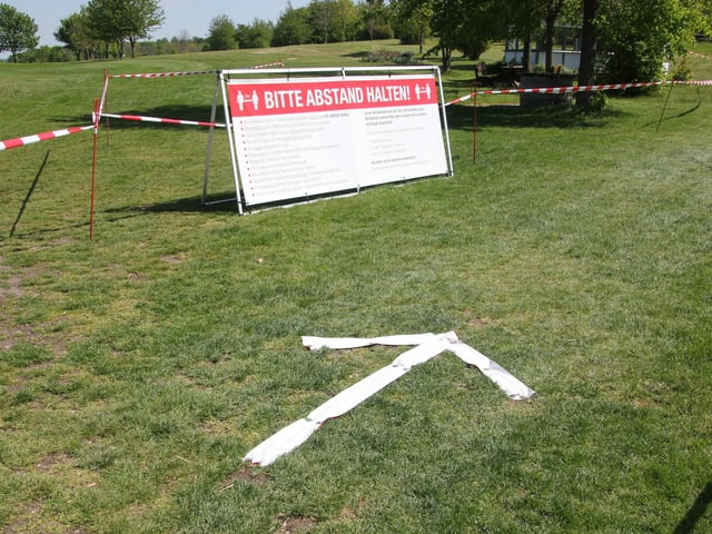 Ein Schild, auf dem gebeten wird, Abstand zu halten. Ein Schild, auf dem gebeten wird, Abstand zu halten.