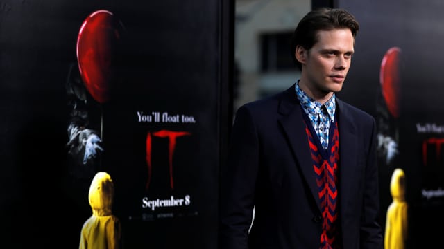 Bill Skarsgård posiert an der Premiere von «It» für die Fotografen. Bill Skarsgård posiert an der Premiere von «It» für die Fotografen.