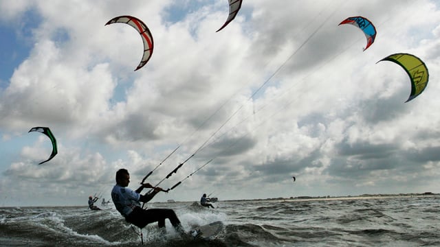 Kitesurfer in Aktion Kitesurfer in Aktion
