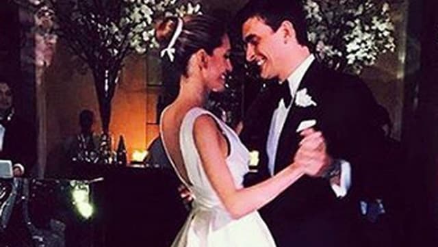Bianca Gubser in weissem langen Hochzeitskleid, Ahmet Keyman im schwarzen Anzug. Beide tanzend und strahlend. Bianca Gubser in weissem langen Hochzeitskleid, Ahmet Keyman im schwarzen Anzug. Beide tanzend und strahlend.