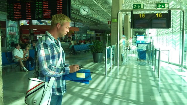Der erste Job auf Fuerteventura: Tobias macht Kundenumfragen am Flughafen Der erste Job auf Fuerteventura: Tobias macht Kundenumfragen am Flughafen