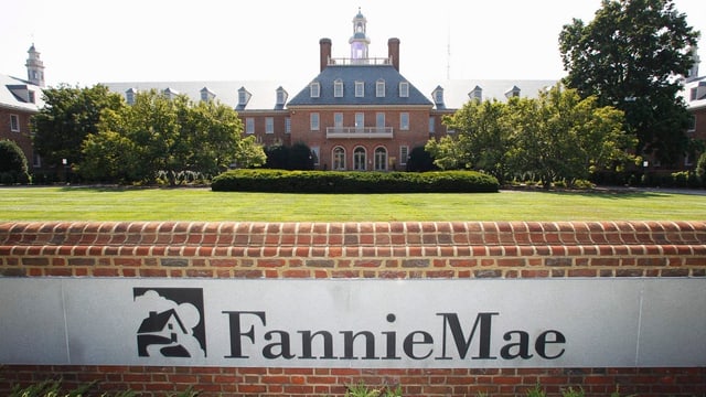 Fannie Mae Banner auf Mauer vor Gebäude. Fannie Mae Banner auf Mauer vor Gebäude.