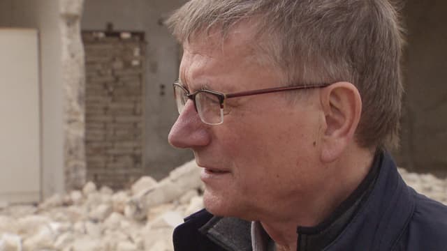 Portrait von Jörg Armbruster vor zerbombtem Haus. Portrait von Jörg Armbruster vor zerbombtem Haus.