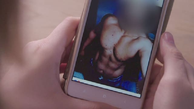Selfy von einem Bodybuilder mit nacktem Oberkörper.