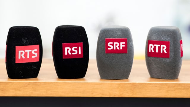 Mikrofon-Windschutzhüllen mit den Logos von RTS, RSI, SRF und RTR. Mikrofon-Windschutzhüllen mit den Logos von RTS, RSI, SRF und RTR.