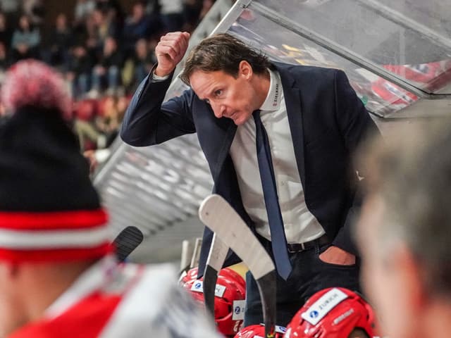 Michel Zeiter steht an der Bande. Michel Zeiter steht an der Bande.