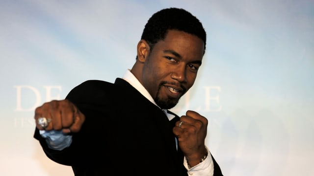 Schauspieler Michael Jai White präsentiert den Fotografen in Deauville 2009 seine Eisenfaust. Schauspieler Michael Jai White präsentiert den Fotografen in Deauville 2009 seine Eisenfaust.