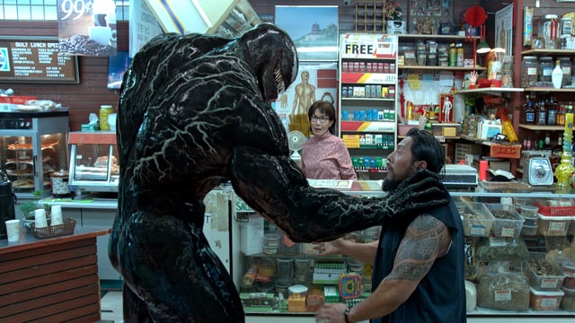 Der Alien Venom greift einen Mann an. Der Alien Venom greift einen Mann an.
