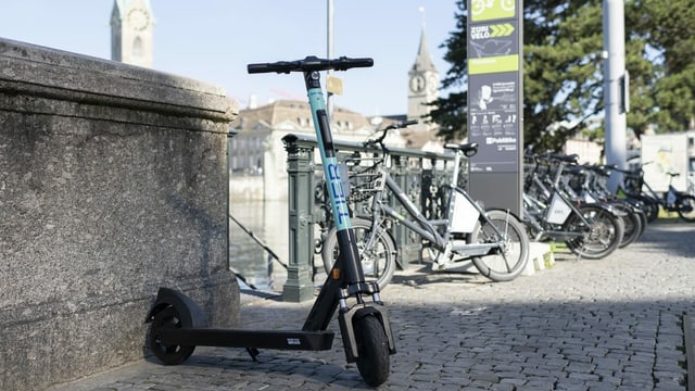Ein E-Trottinett ist auf dem Trottoir abgestellt Ein E-Trottinett ist auf dem Trottoir abgestellt