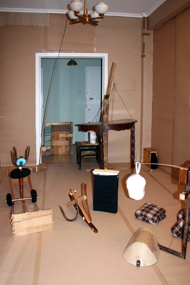 Fundgegenstände wie Decken, Holzbretter, Möbelteile und Geräte liegen in einer Wohnung, deren Boden und Wände mit Karton eingekleidet wurden. Fundgegenstände wie Decken, Holzbretter, Möbelteile und Geräte liegen in einer Wohnung, deren Boden und Wände mit Karton eingekleidet wurden.