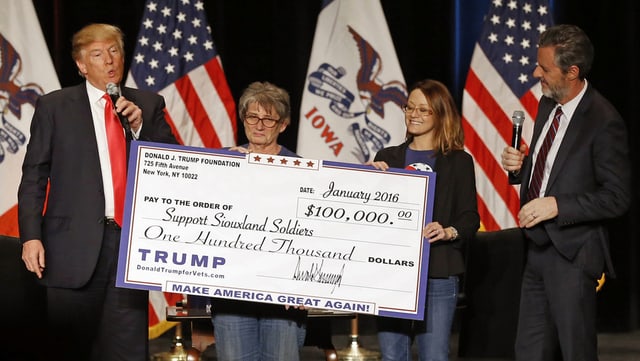 Trump mit Mikrofon Trump mit Mikrofon