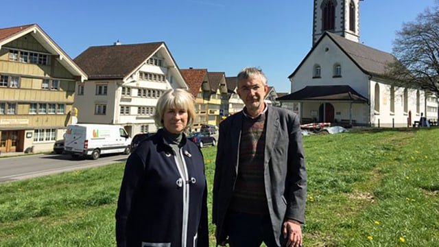 Marianne Kleiner (links), hinten eine Kirche Marianne Kleiner (links), hinten eine Kirche