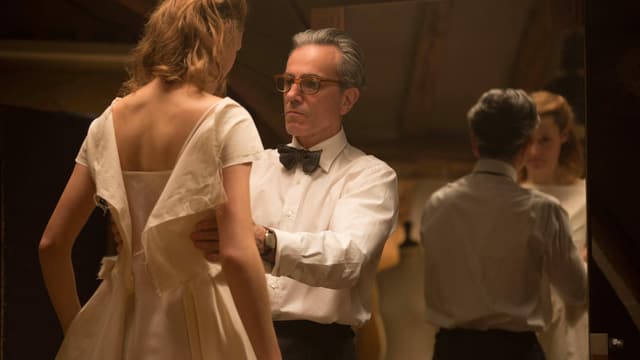 Szene aus «Phantom Thread»: Daniel Day-Lewis begutachtet ein Kleid, das Vicky Krieps trägt. Szene aus «Phantom Thread»: Daniel Day-Lewis begutachtet ein Kleid, das Vicky Krieps trägt.