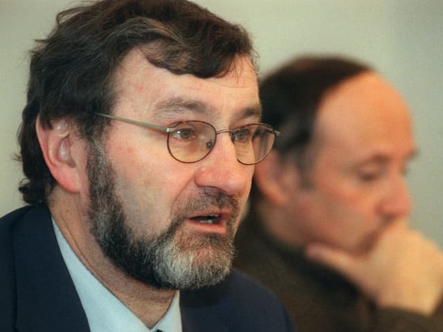Roger Blum trägt eine Brille. Er spricht. Roger Blum trägt eine Brille. Er spricht.