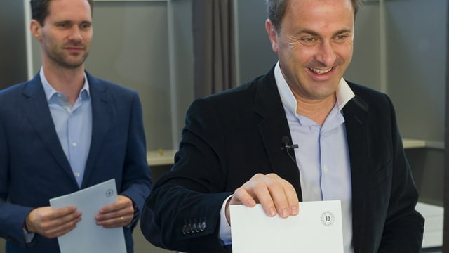Luxemburgs Regierungschef Xavier Bettel wirft seinen Wahlzettel ein. Luxemburgs Regierungschef Xavier Bettel wirft seinen Wahlzettel ein.