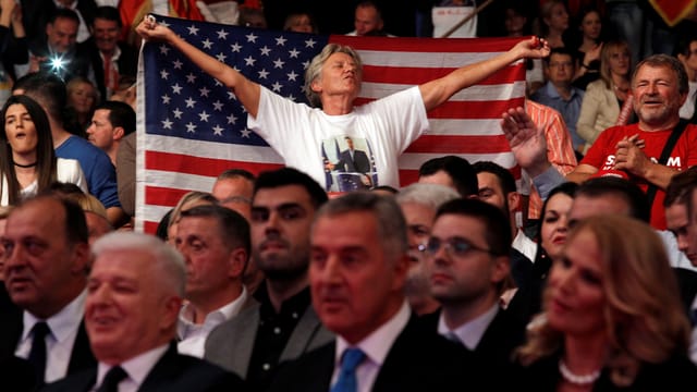 Djukanovic-Anhänger mit USA-Fahne Djukanovic-Anhänger mit USA-Fahne