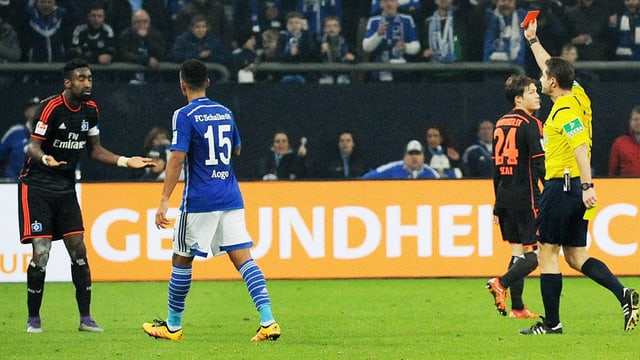 Johan Djourou erhält die Gelb-Rote Karte. Johan Djourou erhält die Gelb-Rote Karte.